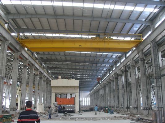 China QD20t-22m Double Girder Overhead Cranes Travelling with Sturdy Cylindrical Motors factory